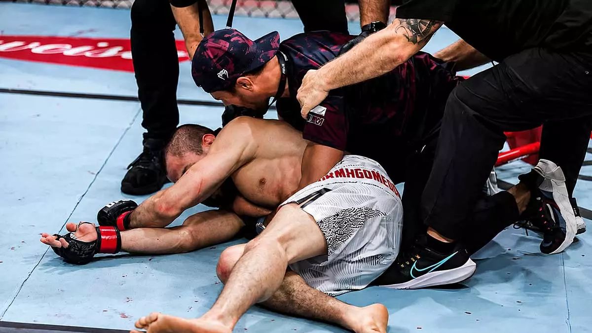 Кормье объяснил сенсационное поражение Нурмагомедова на турнире UFC в Китае