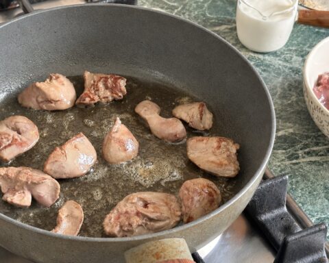 Куриная печень в сметане с луком на сковороде