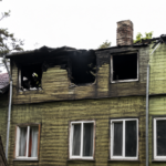 Мощный пожар в Юрмале оставил 27 человек без жилья и повреждённым многоквартирным домом