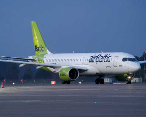 Необходимость спасения airBaltic ставит под угрозу будущее авиакомпании, утверждает советник премьера