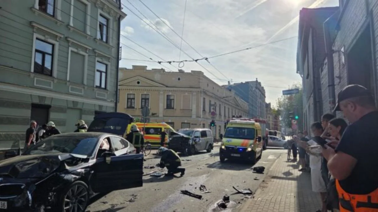 Очевидцы масштабного ДТП в Риге указывают на равнодушие зрителей к пострадавшим