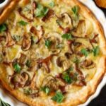 Открытый пирог с лисичками и курицей
