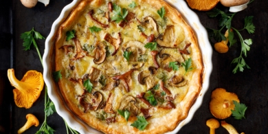 Открытый пирог с лисичками и курицей