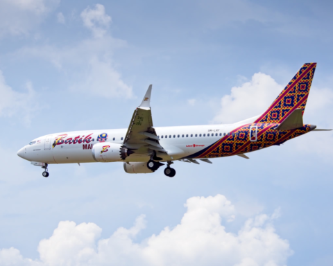 Пассажир Batik Air попытался открыть аварийный выход самолета на высоте 9 километров