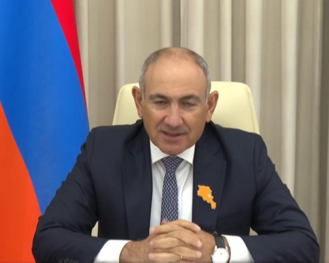 Премьер-министр Армении Никол Пашинян подал в отставку вместе с правительством