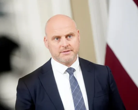 Премьер-министр Кулбергс предлагает условия для возобновления ВНЖ за инвестиции в Латвии