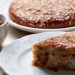 Простой молочный пирог с пропиткой из варёной сгущёнки