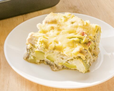 Простой рецепт запеканки из курицы с кабачками