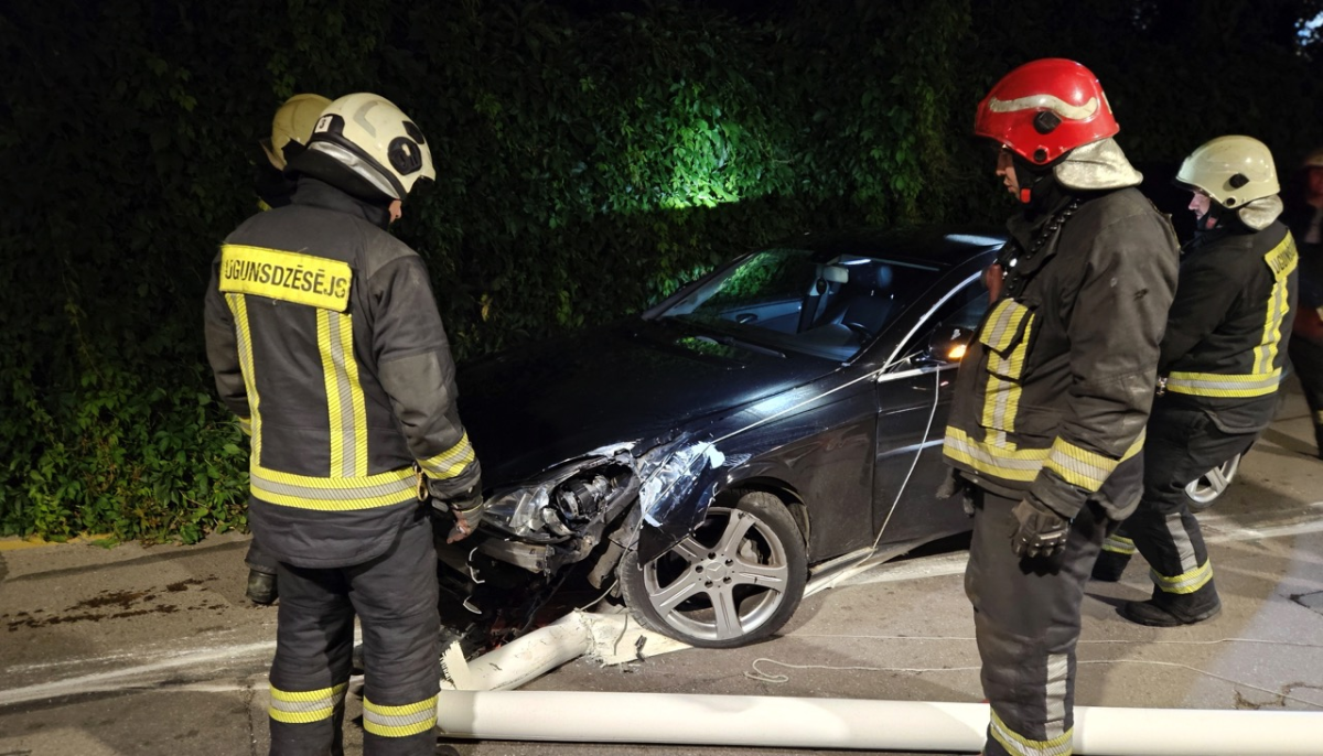 Пьяный иностранец устроил аварию на АЗС в Риге, скрывшись после ДТП