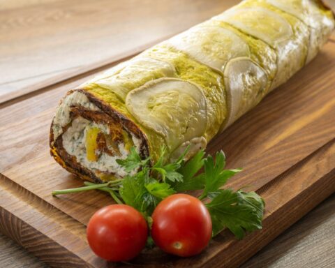 Рулет из кабачков с крабовыми палочками: простой и нежный рецепт