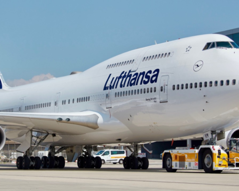 Самолет Lufthansa с 358 пассажирами экстренно приземлился в Шотландии из-за медицинского инцидента