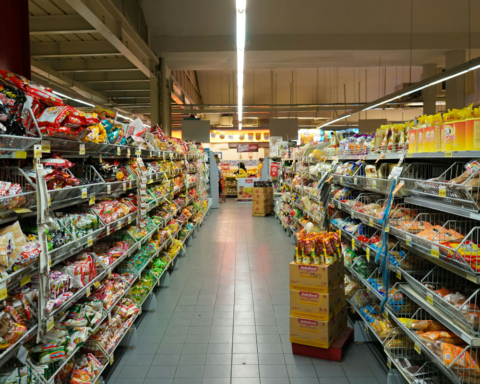 Семь из десяти жителей Латвии не заметили снижения цен на продукты после уменьшения НДС