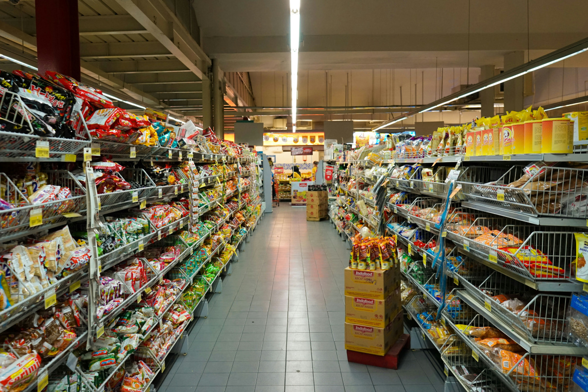 Семь из десяти жителей Латвии не заметили снижения цен на продукты после уменьшения НДС