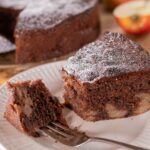 Шоколадный пирог с яблоками, финиками и орехами без муки
