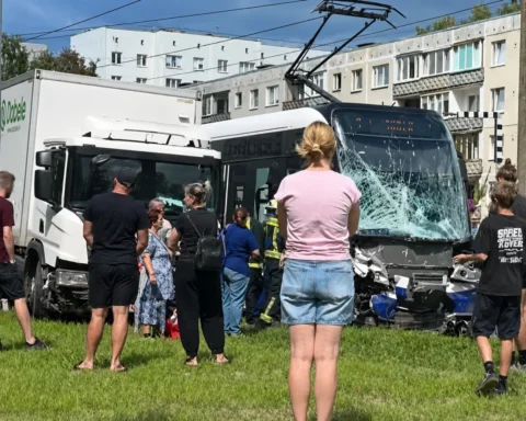 Трамвай в Иманте столкнулся с грузовиком: три человека пострадали, движение нарушено