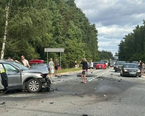 Тяжелая авария на Вентспилсском шоссе: один погиб, шесть пострадали