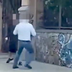 В центре Риги мужчина ограбил пожилого человека и напал на очевидца с ножом