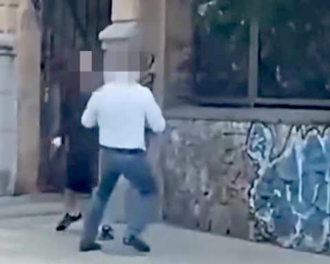 В центре Риги мужчина ограбил пожилого человека и напал на очевидца с ножом