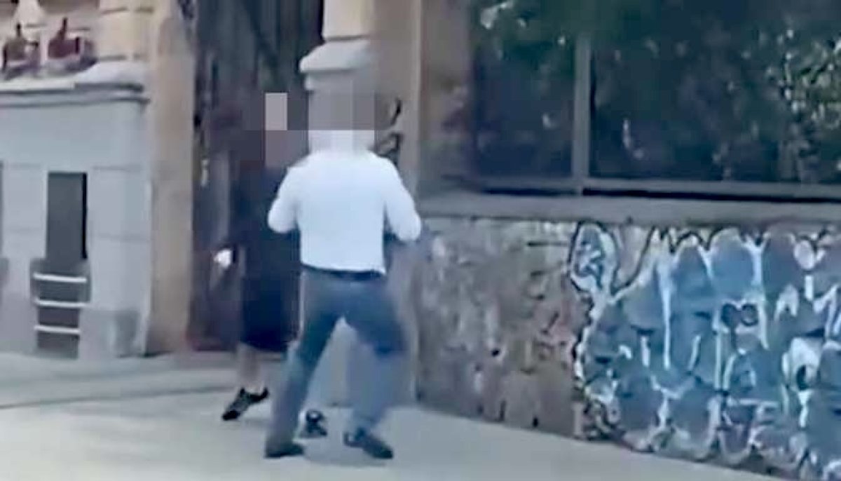 В центре Риги мужчина ограбил пожилого человека и напал на очевидца с ножом