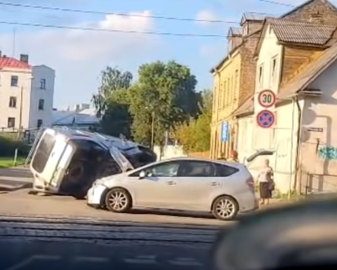 В Риге перевернулся автомобиль в результате ДТП с участием трех машин
