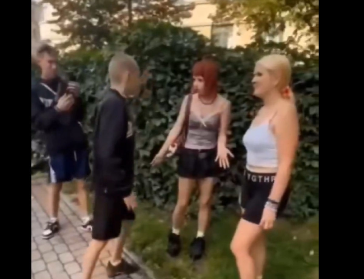 В Риге подростки избивают девочек, видео вызвало общественное возмущение