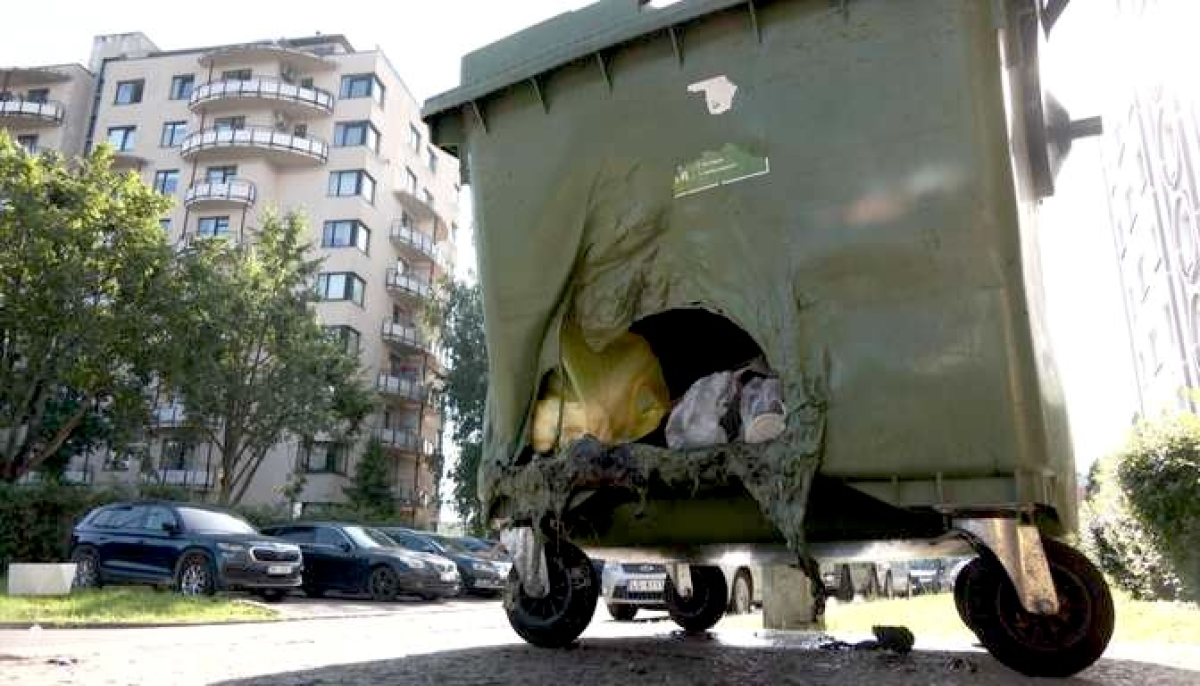 В Риге в мусорном контейнере вспыхнул пожар, жители обсуждают причины возгорания