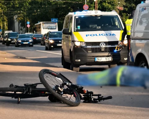 В Риге велосипедист погиб в результате столкновения с автобусом у моста
