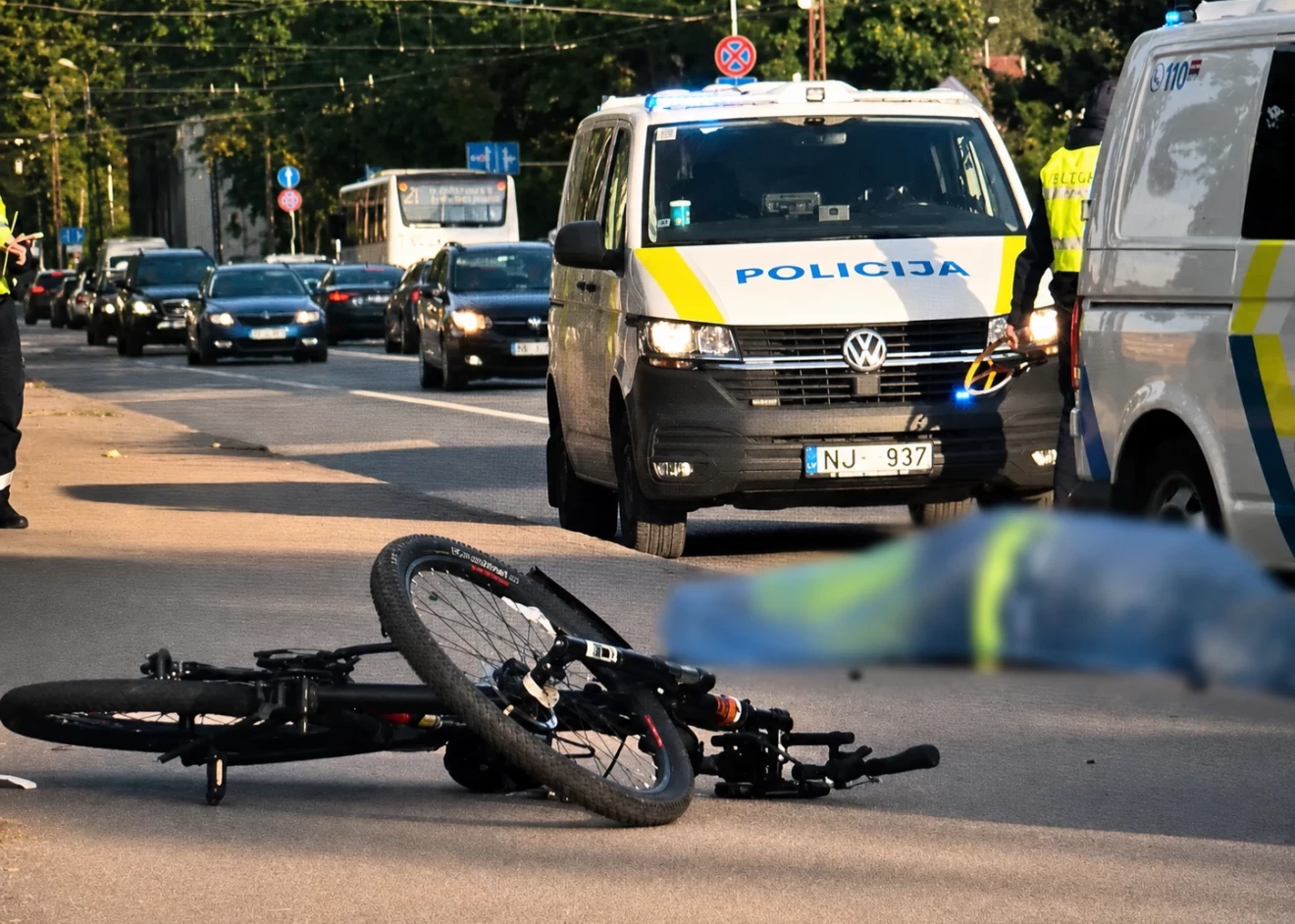 В Риге велосипедист погиб в результате столкновения с автобусом у моста
