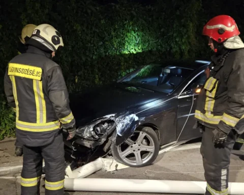 В Риге водитель Mercedes на скорости врезался в АЗС после аварии на свободной дороге