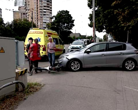 Водитель автомобиля Peugeot сбил велосипедиста на улице Дзелзавас в Риге