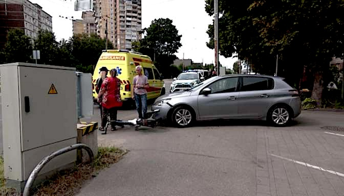 Водитель автомобиля Peugeot сбил велосипедиста на улице Дзелзавас в Риге