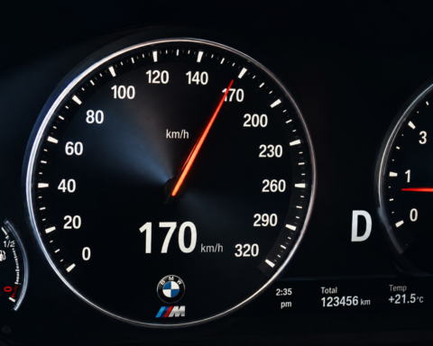 Водитель BMW задержан за превышение скорости до 170 км/ч на Елгавском шоссе