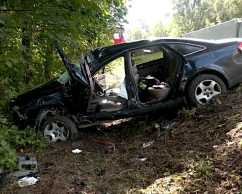 Авария под Саласпилсом: 73-летний водитель Audi в критически тяжелом состоянии после столкновения с грузовиком