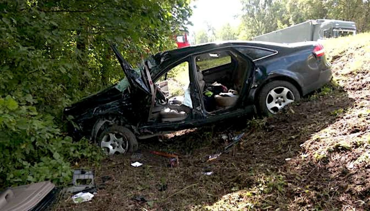 Авария под Саласпилсом: 73-летний водитель Audi в критически тяжелом состоянии после столкновения с грузовиком