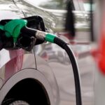 Цены на бензин и дизель в Латвии перешагнули отметку в два евро за литр