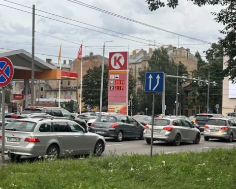 Цены на бензин в Латвии снова превысили 2 евро за литр на фоне роста мировых котировок