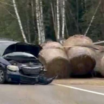 ДТП на Сигулдском шоссе: минивэн Chrysler с прицепом врезался в ограждение, движение затруднено