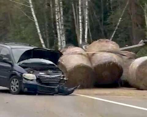 ДТП на Сигулдском шоссе: минивэн Chrysler с прицепом врезался в ограждение, движение затруднено