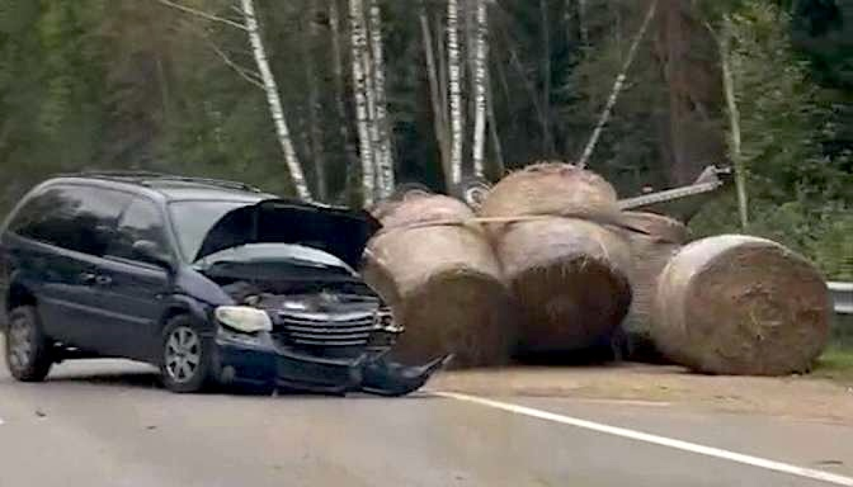 ДТП на Сигулдском шоссе: минивэн Chrysler с прицепом врезался в ограждение, движение затруднено