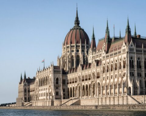 Парламентская комиссия Венгрии планирует заслушать 65 человек по делу о злоупотреблениях в системе судебного исполнения
