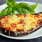 Фаршированные баклажаны с мясом и сыром, приготовленные в аэрогриле