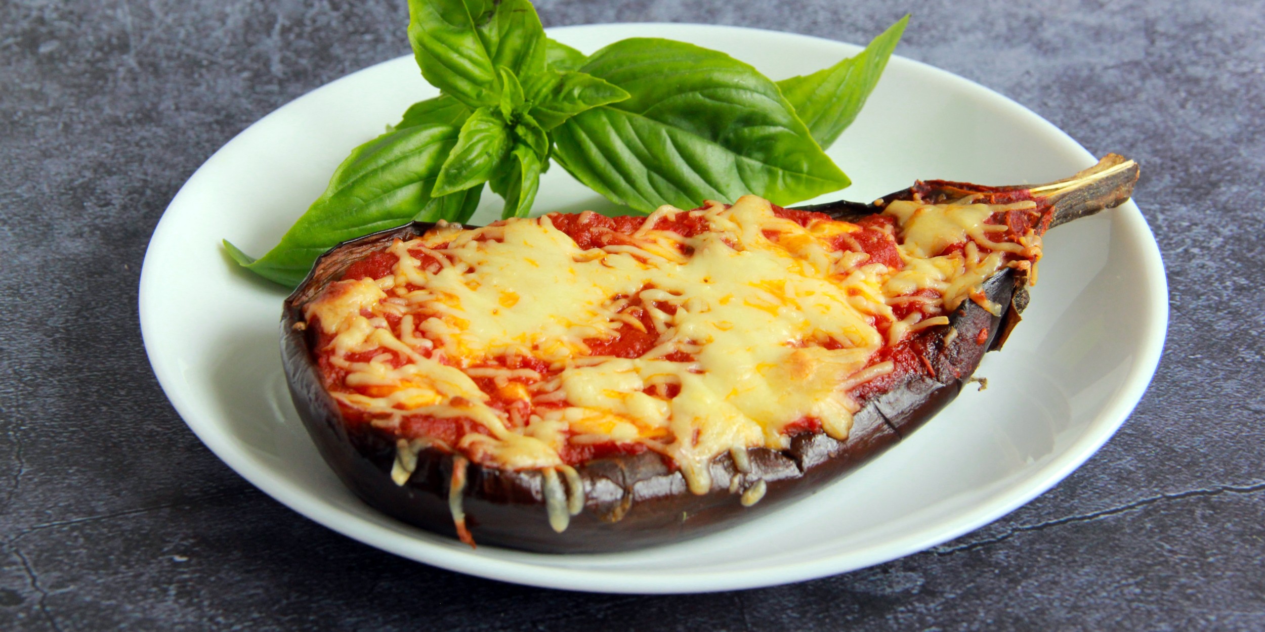 Фаршированные баклажаны с мясом и сыром, приготовленные в аэрогриле