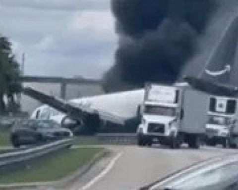 Грузовой самолет Boeing, выполнявший рейс для Amazon, врезался в автомобили в Майами, пять погибших