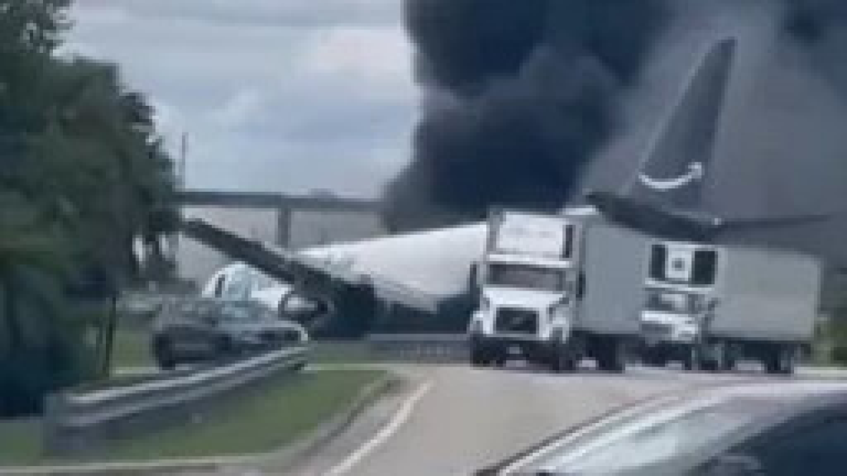 Грузовой самолет Boeing, выполнявший рейс для Amazon, врезался в автомобили в Майами, пять погибших
