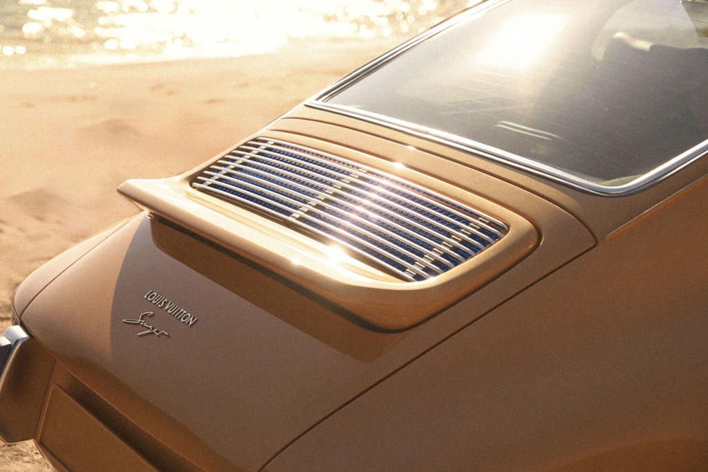 Louis Vuitton и Singer представили два уникальных Porsche 911 в рамках концепции искусства путешествий