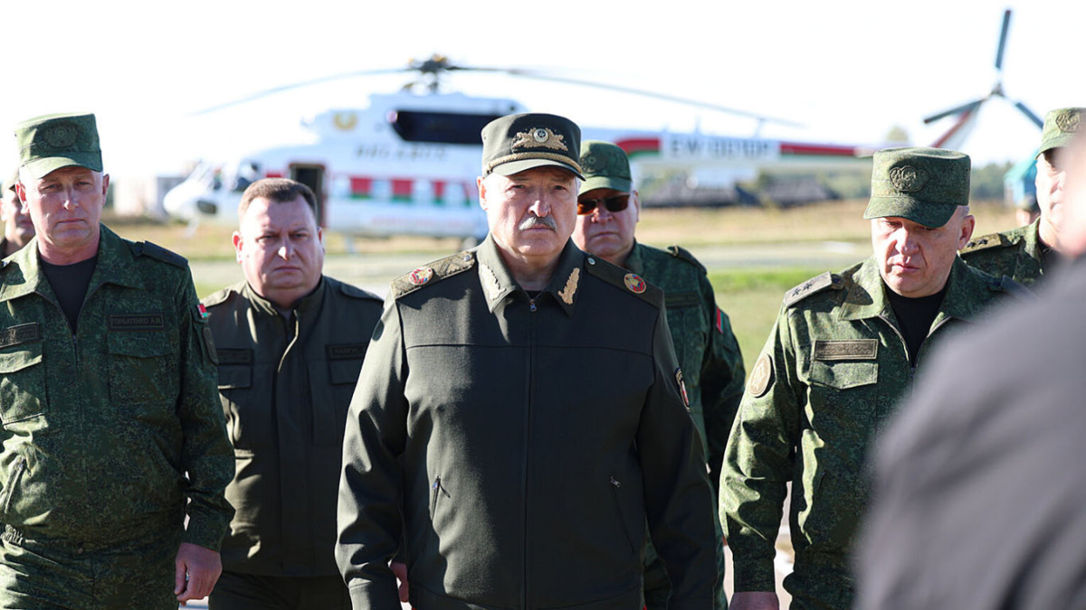 Лукашенко приказал проверить боеготовность армии Беларуси перед возможной мобилизацией