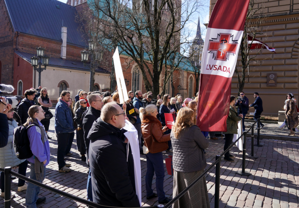 Медики Латвии запланировали акцию протеста из-за требований повышения зарплат и отставки министра здравоохранения