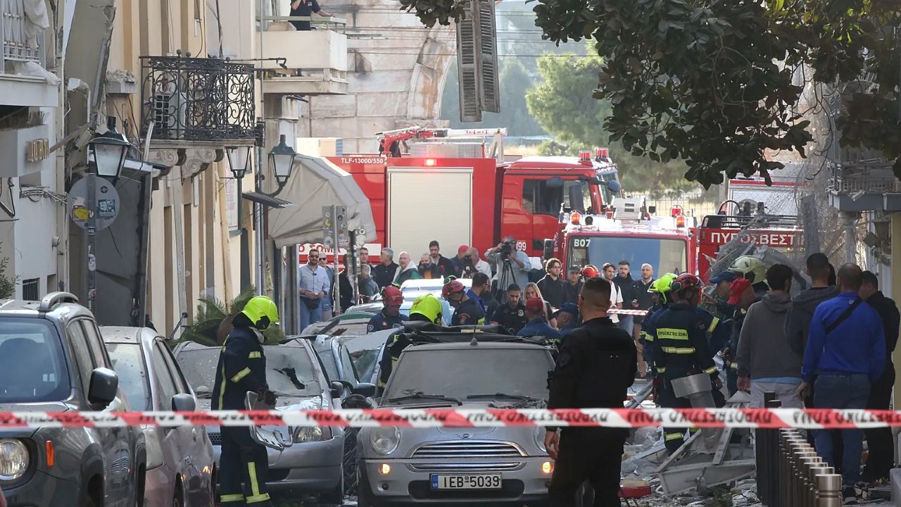 Мощный взрыв разрушил дом в центре Афин, три человека пострадали