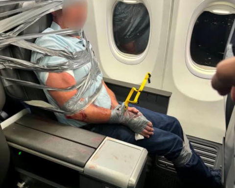 Пассажир American Airlines напал на бортпроводницу и был скован скотчем во время рейса