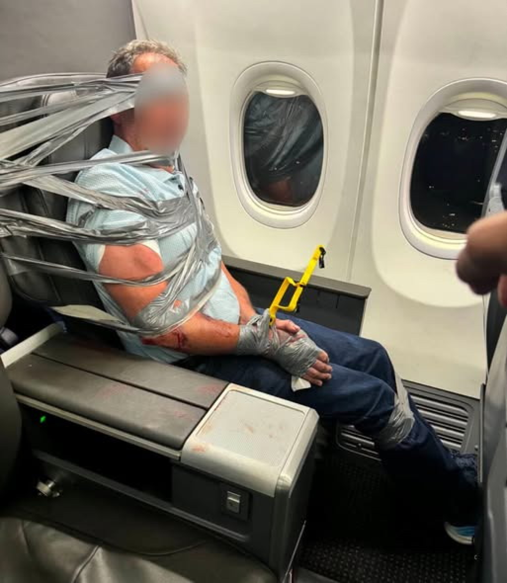 Пассажир American Airlines напал на бортпроводницу и был скован скотчем во время рейса